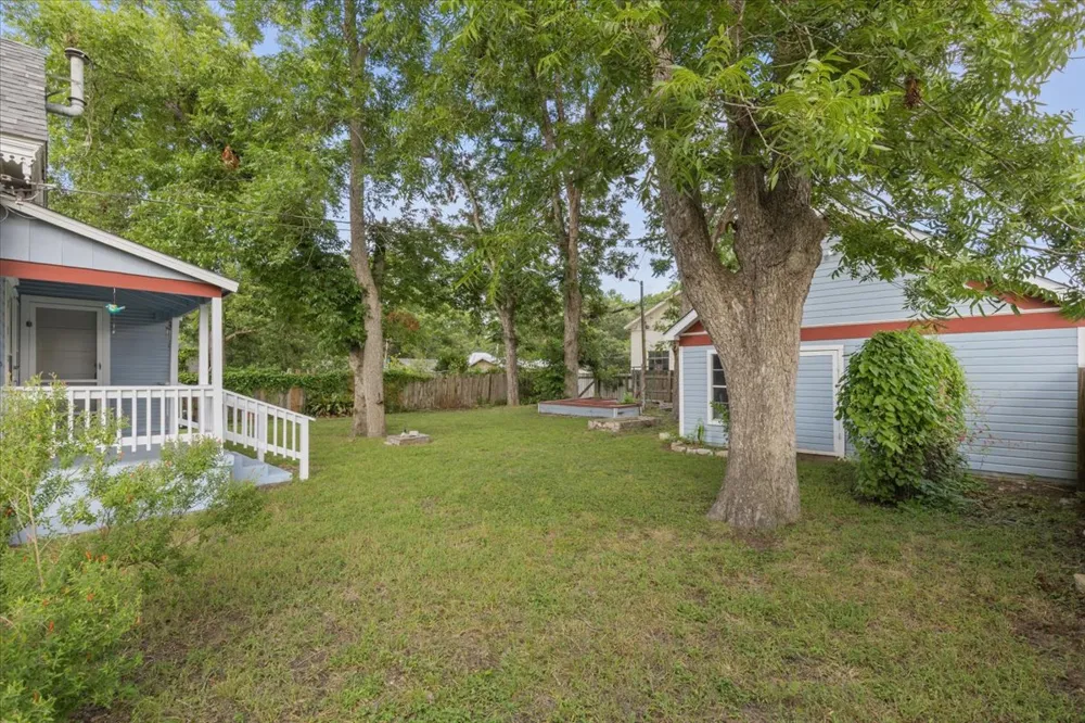 207 Hudgins Street Smithville, TX 78957