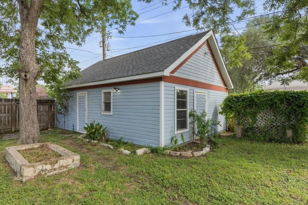 207 Hudgins Street Smithville, TX 78957