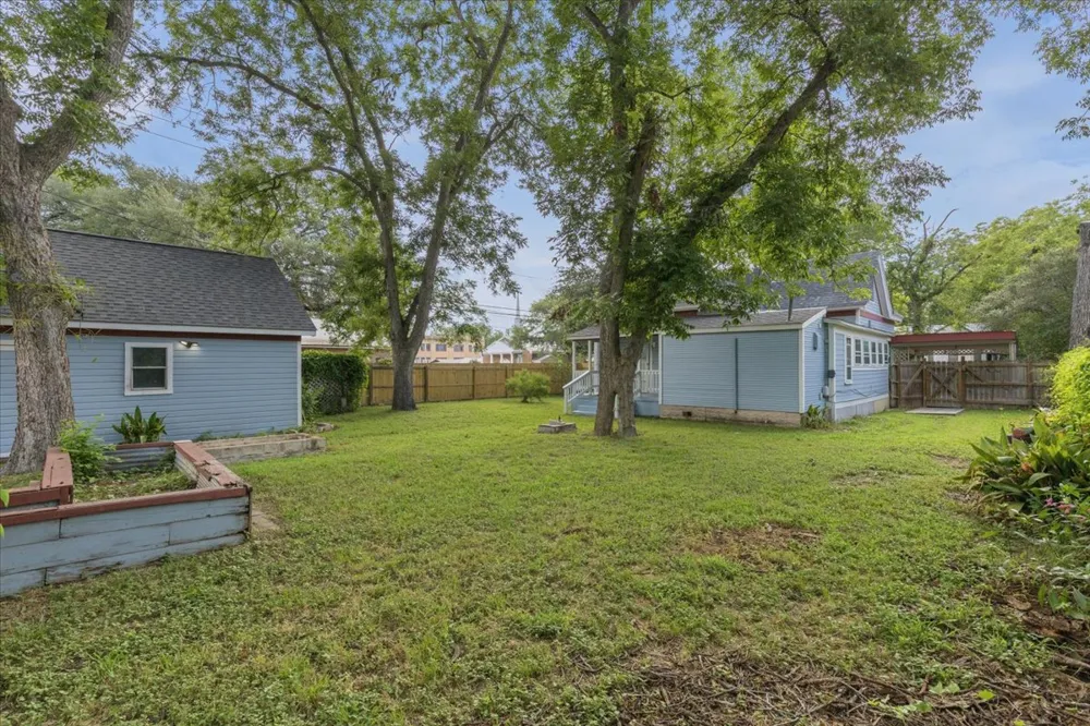 207 Hudgins Street Smithville, TX 78957