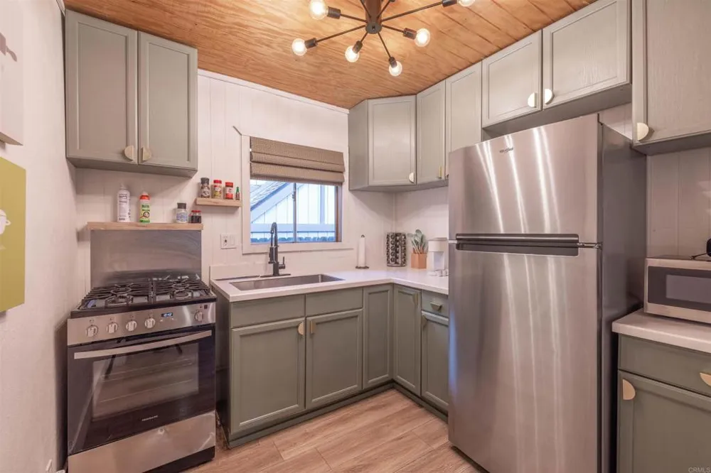 271 Leonard Ln Sugarloaf, CA 92386