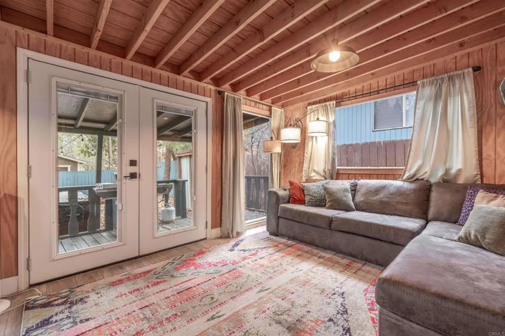 271 Leonard Ln Sugarloaf, CA 92386
