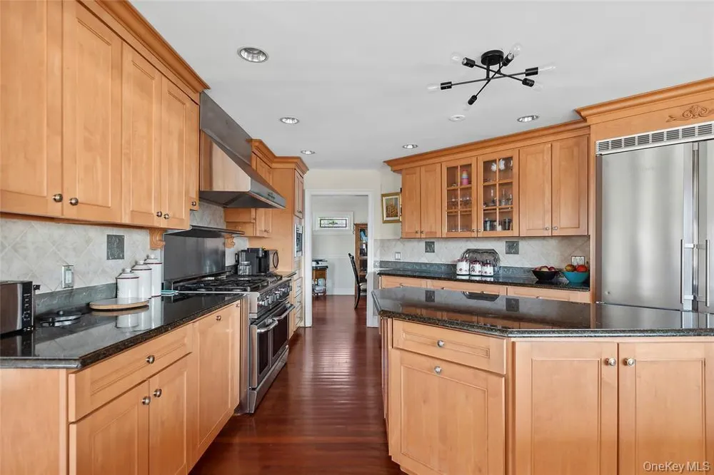 4 Quebec Road Island Park, NY 11558