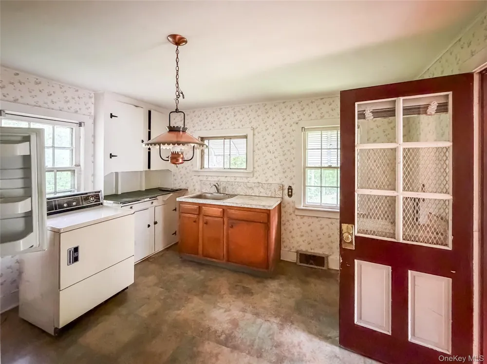 126 S Quaker Lane Hyde Park, NY 12538