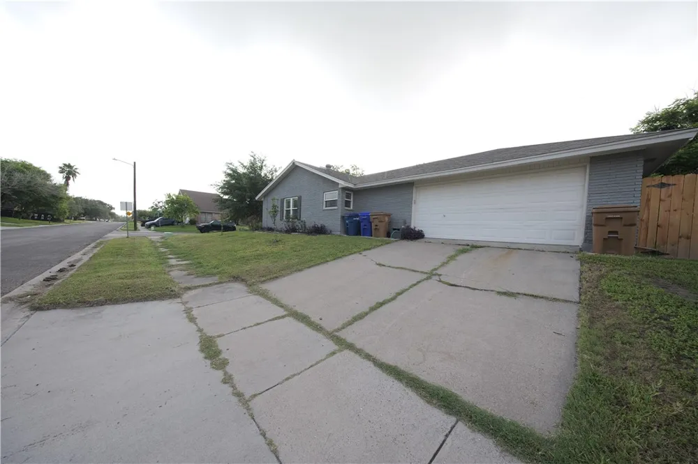 11821 Lori Dr Corpus Christi, TX 78410