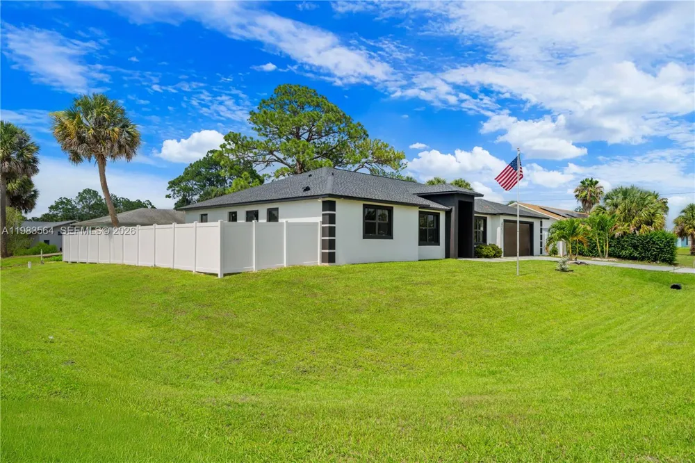 471 NE Americana Palm Bay, FL 32907