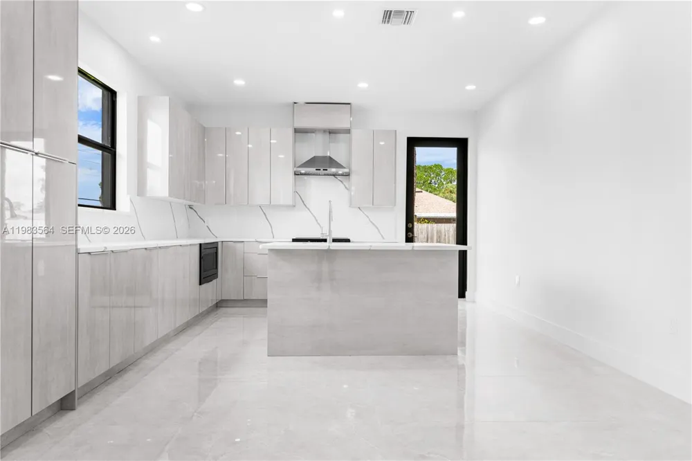 471 NE Americana Palm Bay, FL 32907