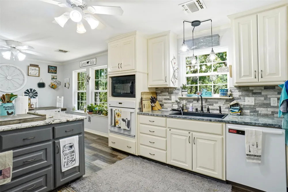 211 Spring Valley Road Paradise, TX 76073