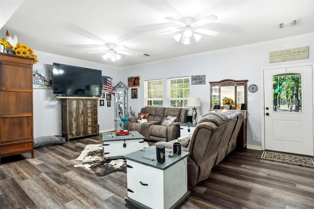 211 Spring Valley Road Paradise, TX 76073
