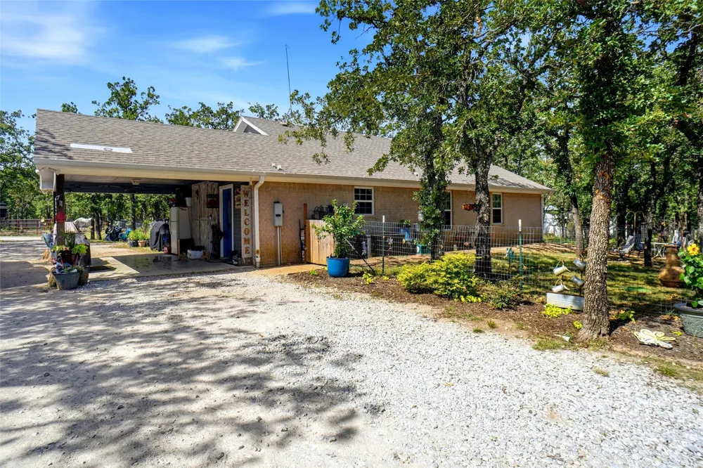 211 Spring Valley Road Paradise, TX 76073