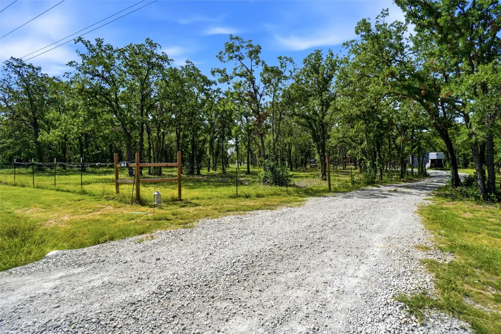 211 Spring Valley Road Paradise, TX 76073