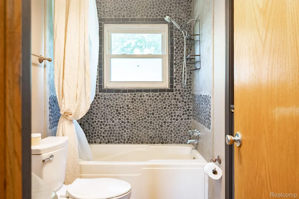 4069 Loch Drive Highland Charter Township, MI 48357