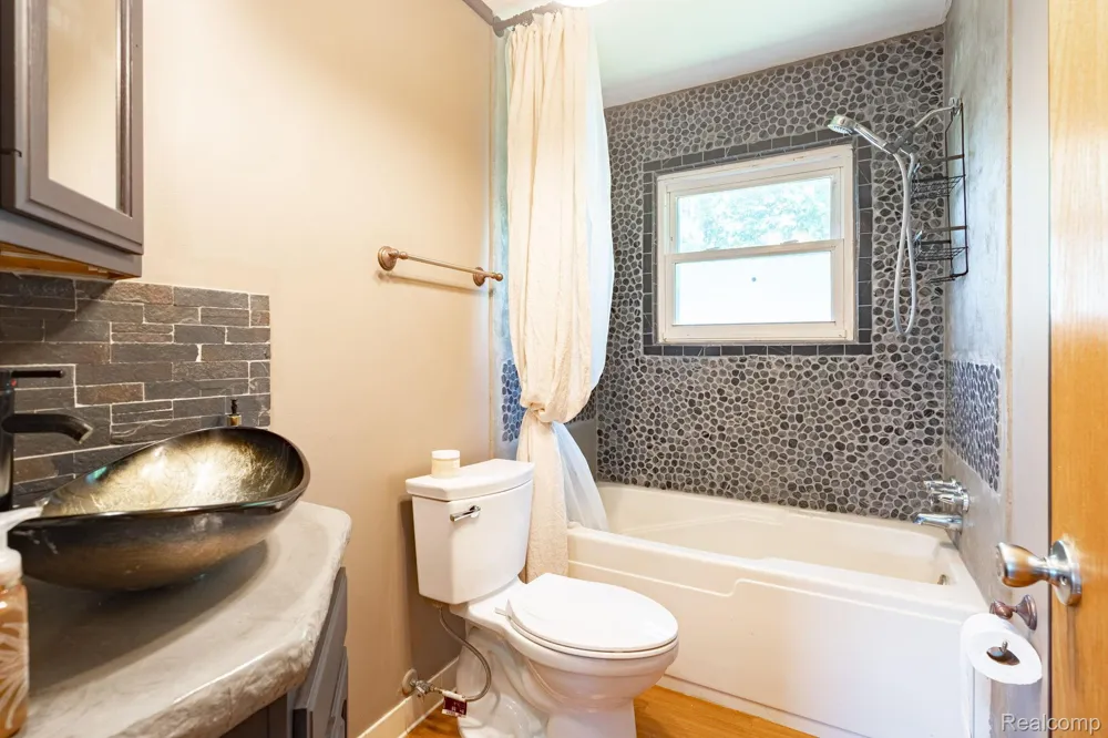 4069 Loch Drive Highland Charter Township, MI 48357