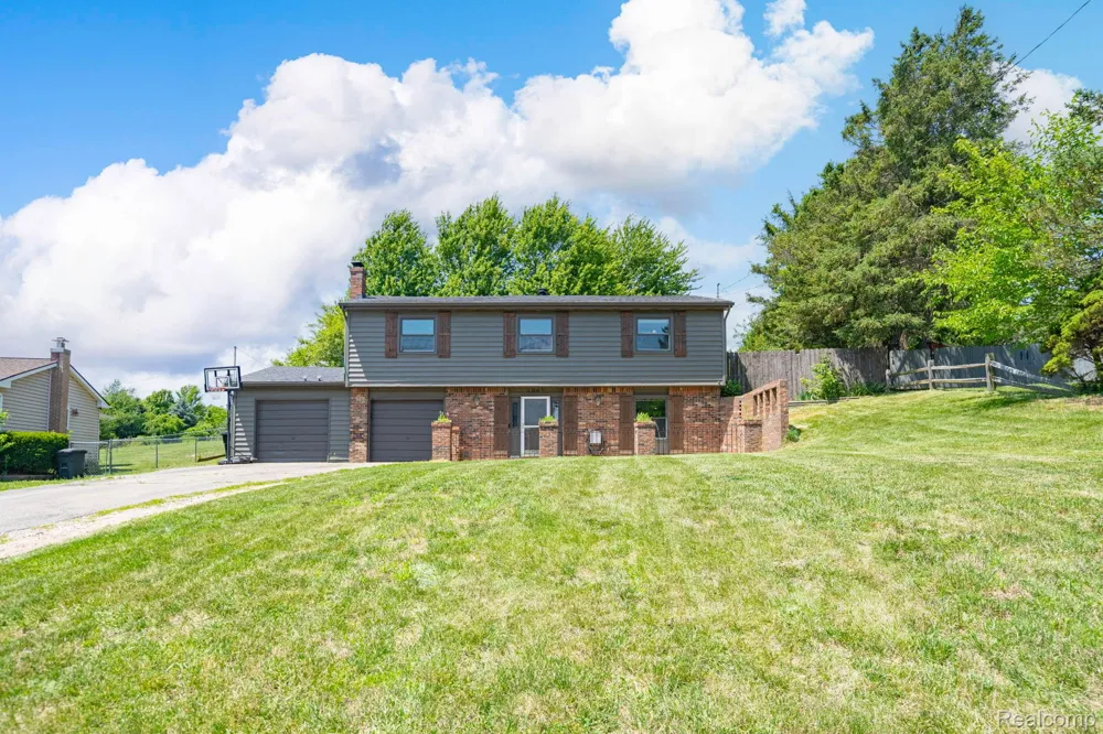 4069 Loch Drive Highland Charter Township, MI 48357