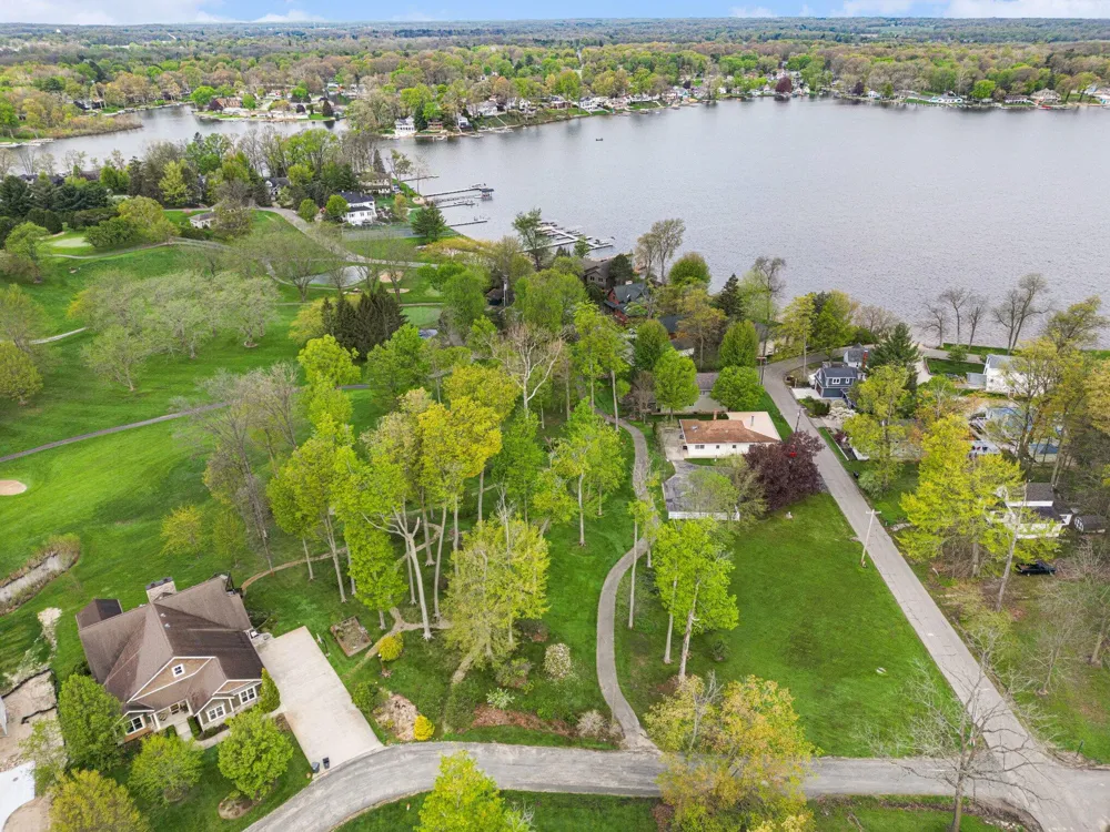 4862 Knoll Court Watervliet, MI 49098