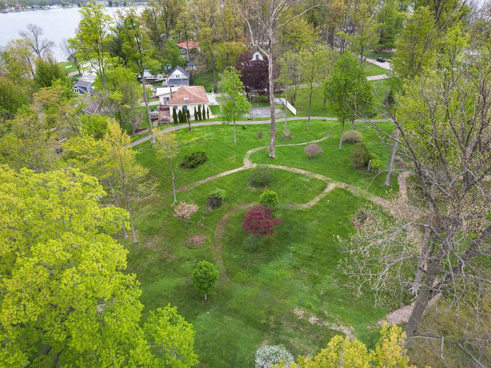 4862 Knoll Court Watervliet, MI 49098