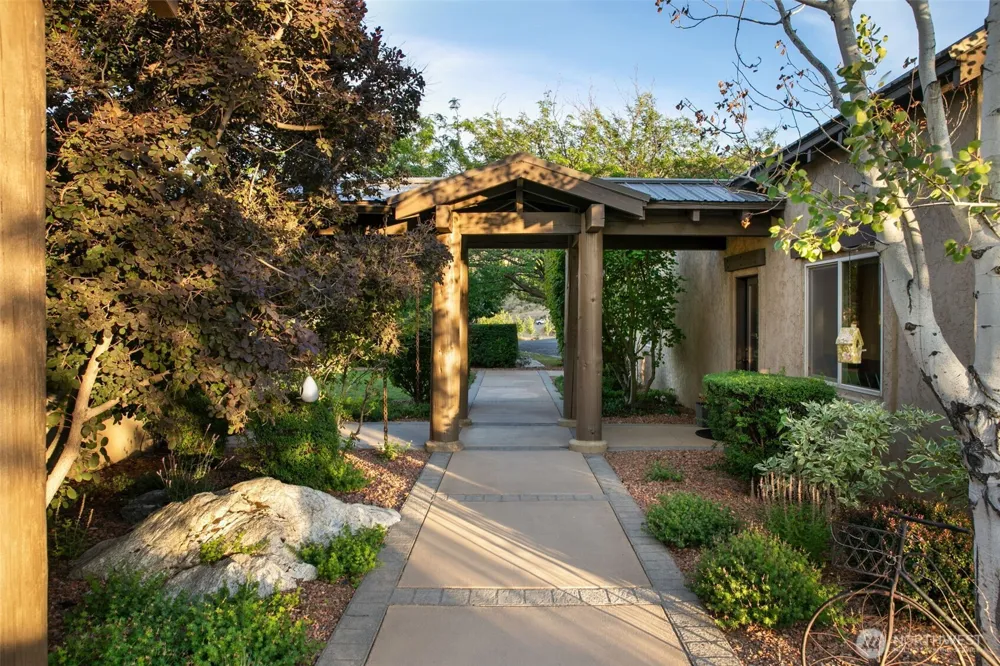 340 Hawks Meadow Road Chelan, WA 98816