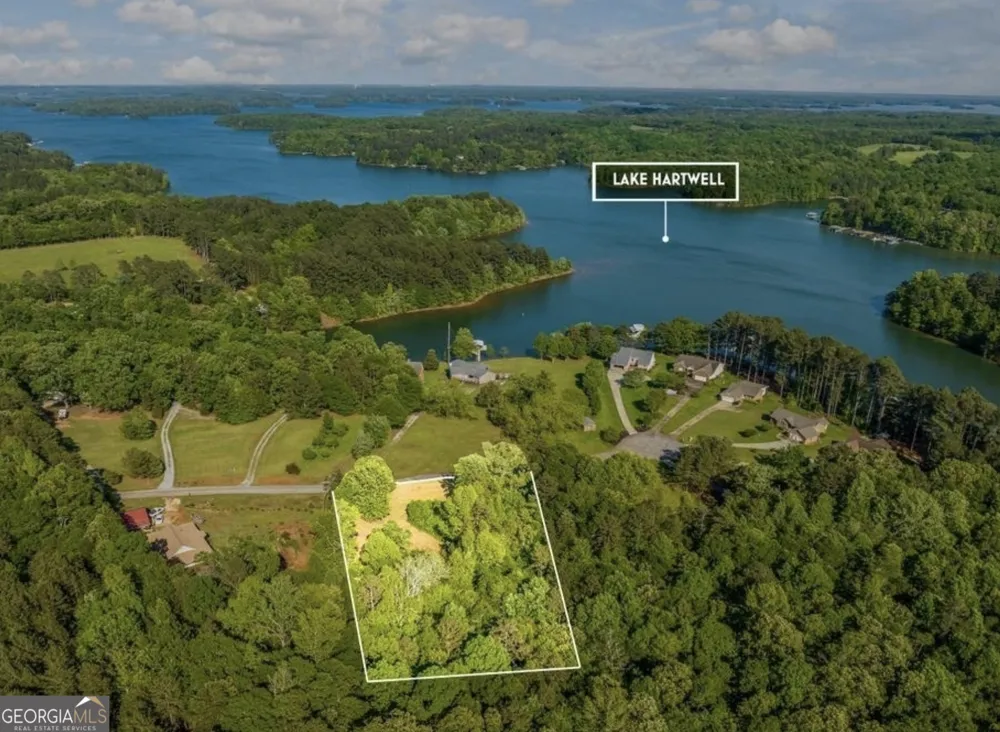 424 Harbor Point CIR Hartwell, GA 30643
