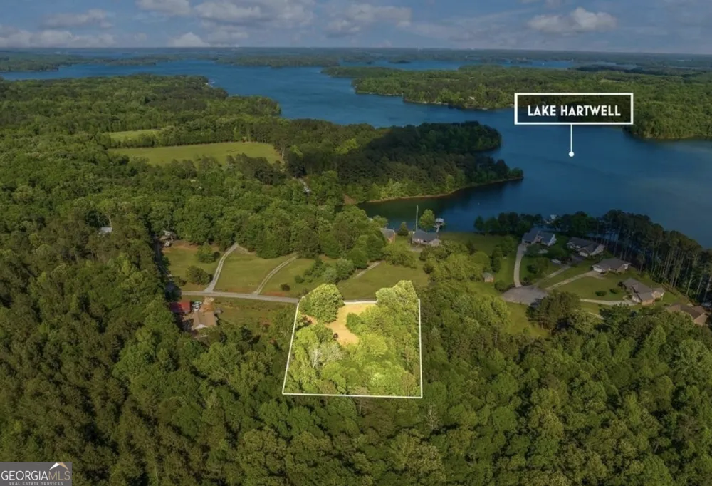 424 Harbor Point CIR Hartwell, GA 30643