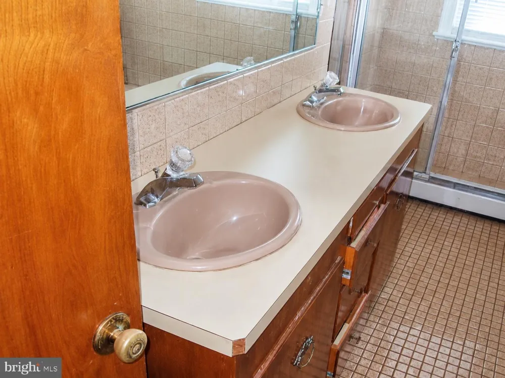 26 DELAWARE DRIVE Penns Grove, NJ 08069
