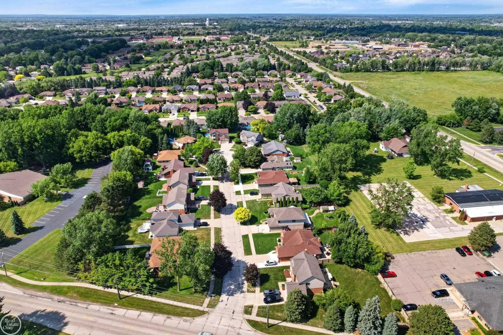41220 Scarborough Court Clinton Charter Township, MI 48038