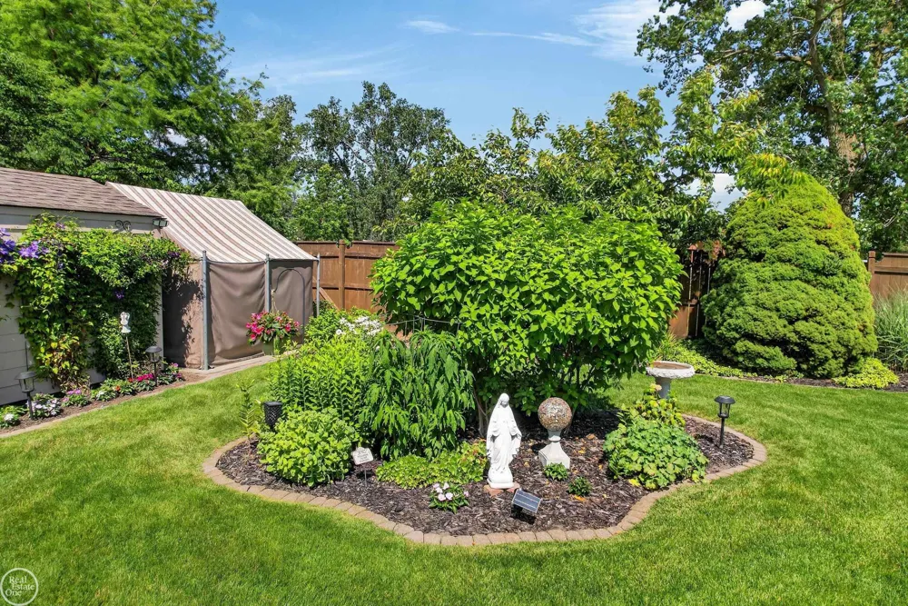 41220 Scarborough Court Clinton Charter Township, MI 48038