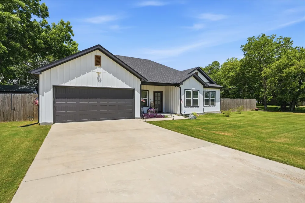 310 Water Street Savoy, TX 75479