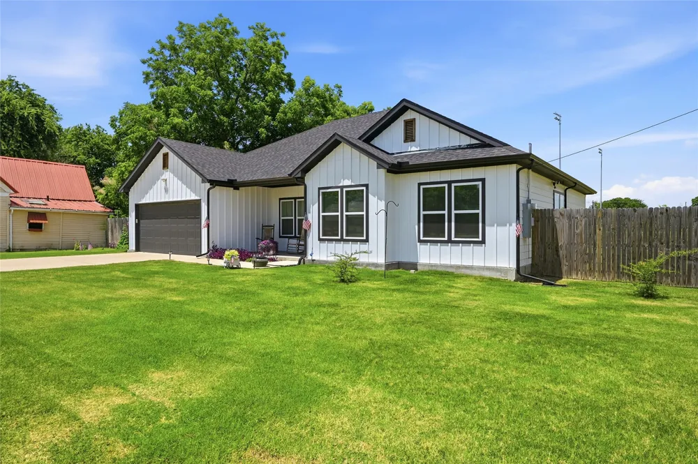 310 Water Street Savoy, TX 75479