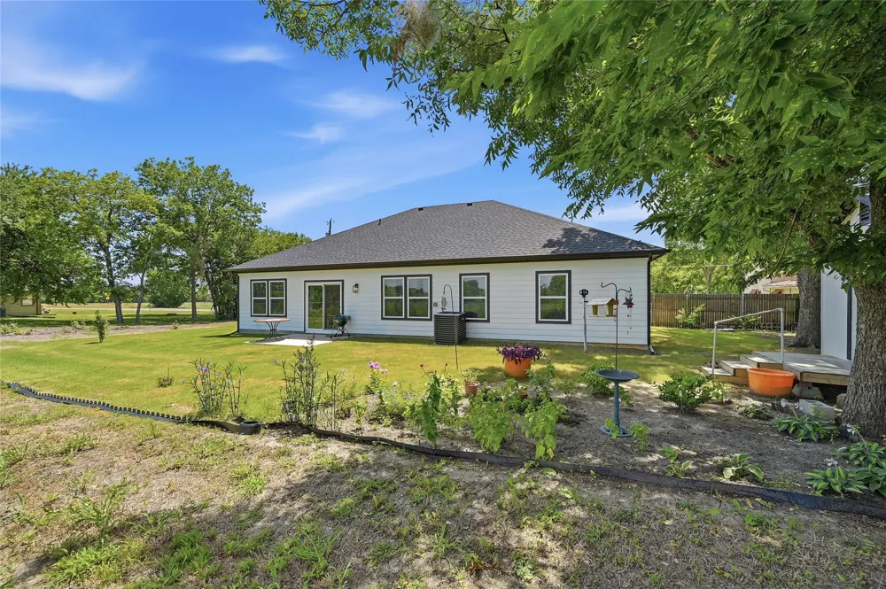 310 Water Street Savoy, TX 75479