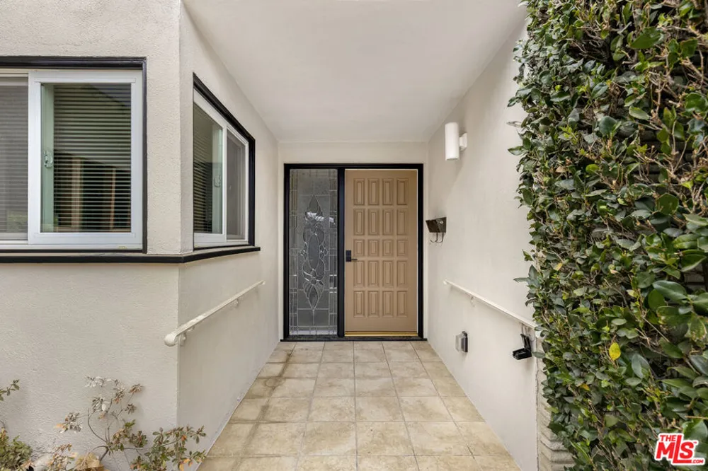 4829 Dempsey Avenue Encino, CA 91436