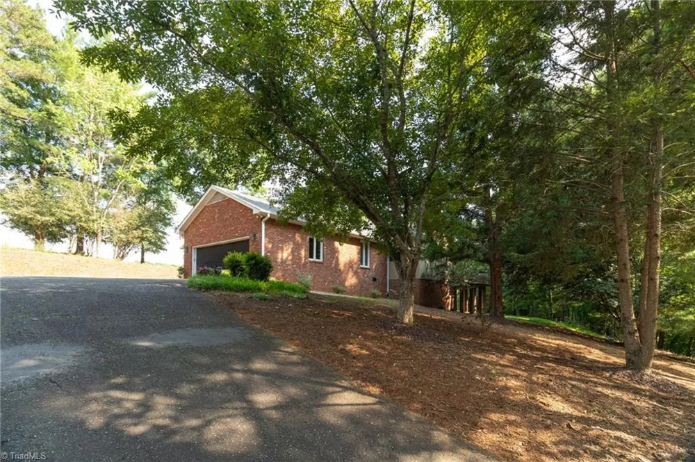 175 Sandtrap Lane Pilot Mountain, NC 27041