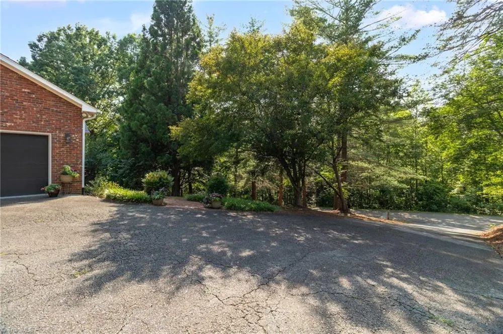 175 Sandtrap Lane Pilot Mountain, NC 27041