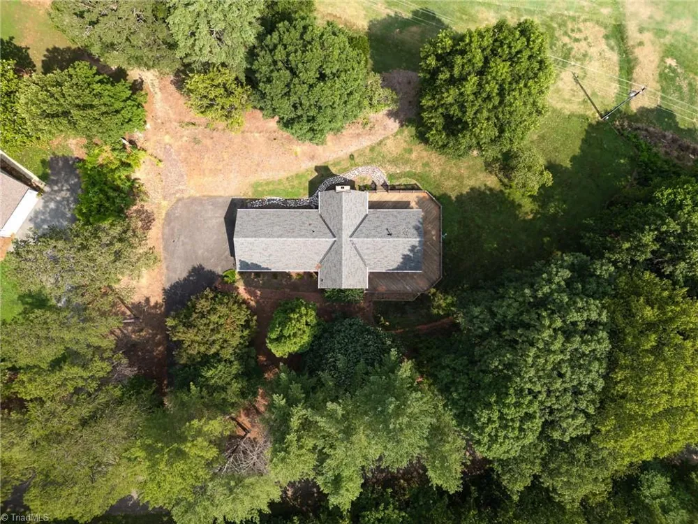 175 Sandtrap Lane Pilot Mountain, NC 27041