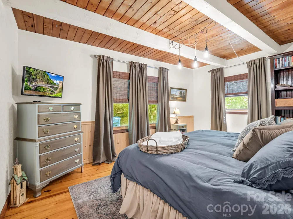 2760 Ugugu Drive Brevard, NC 28712