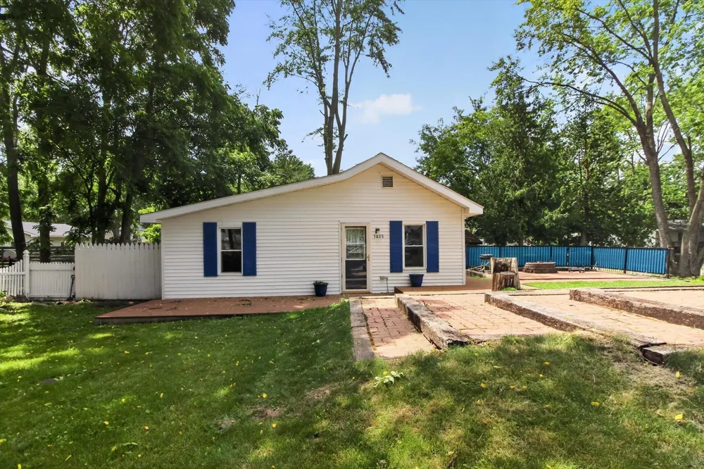 1035 Fairview Avenue Alma City, MI 48801