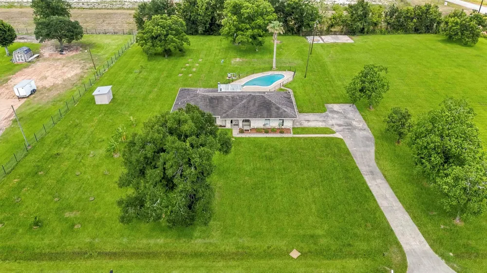 302 Country Road 893 Angleton, TX 77515