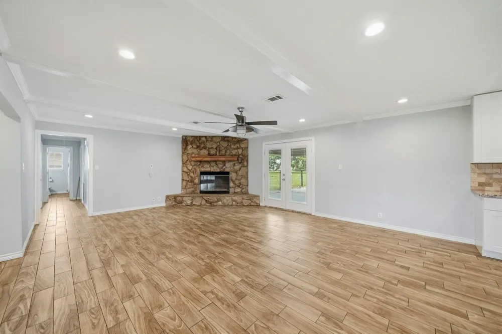 302 Country Road 893 Angleton, TX 77515