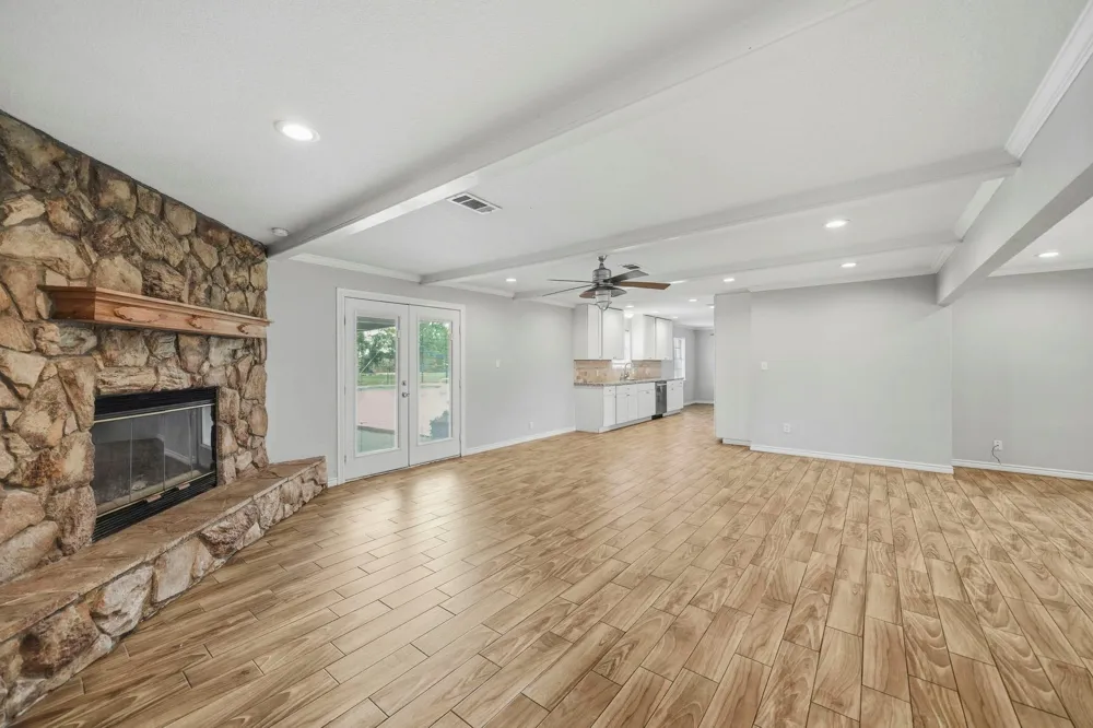 302 Country Road 893 Angleton, TX 77515