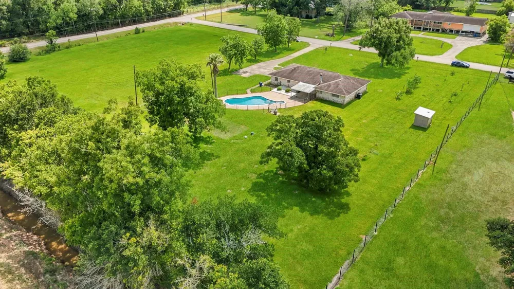 302 Country Road 893 Angleton, TX 77515