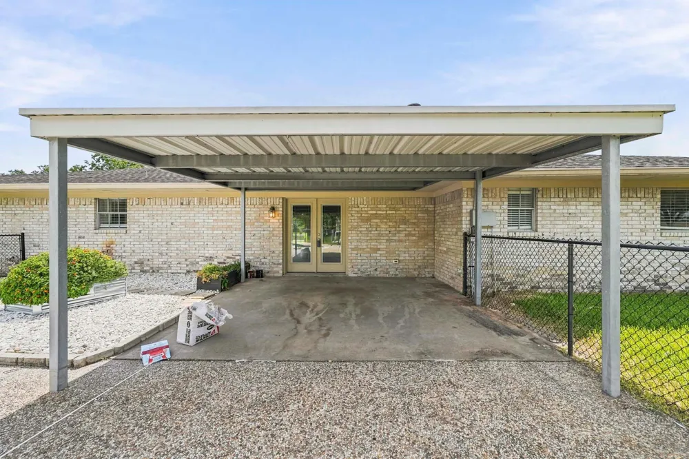 302 Country Road 893 Angleton, TX 77515