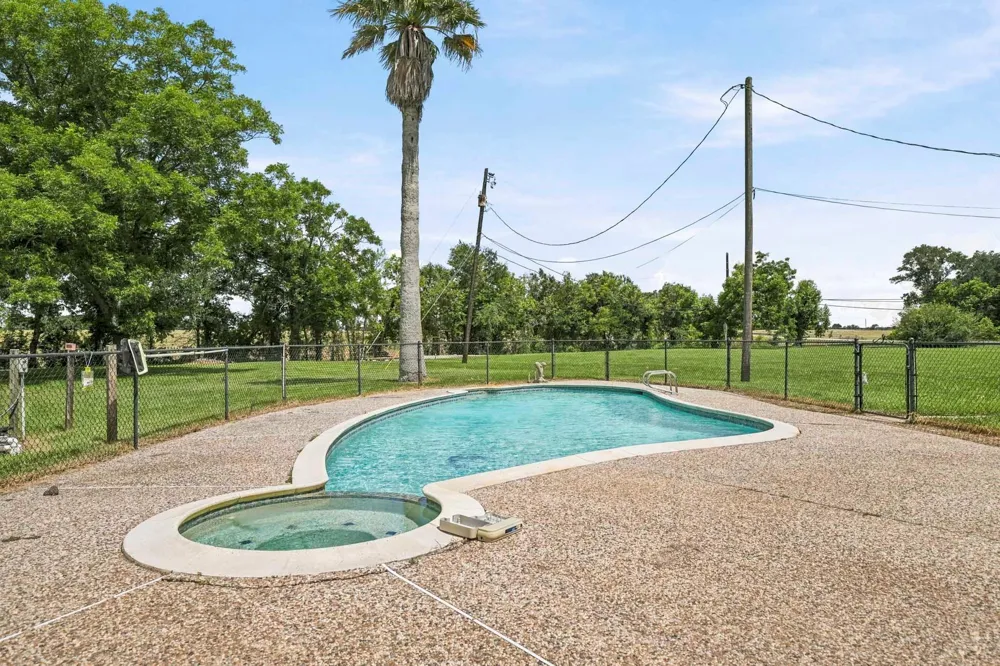 302 Country Road 893 Angleton, TX 77515