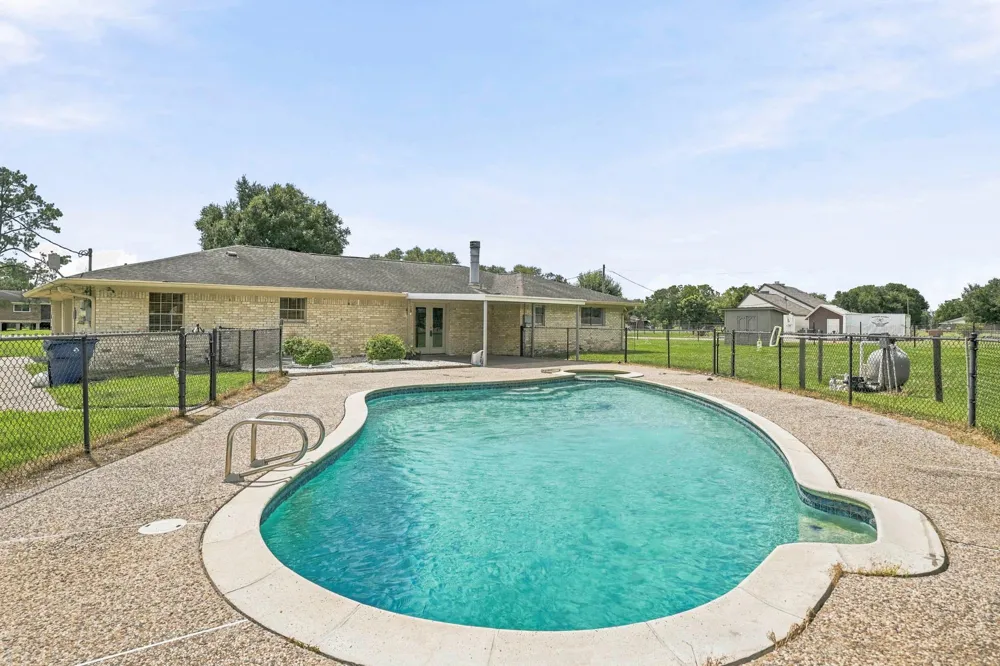 302 Country Road 893 Angleton, TX 77515