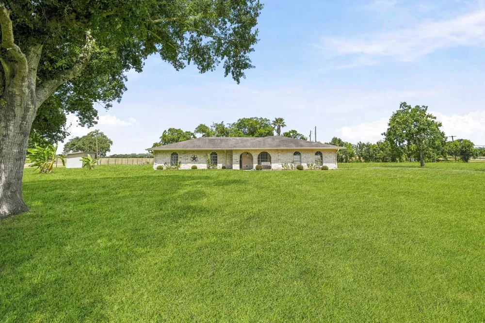 302 Country Road 893 Angleton, TX 77515