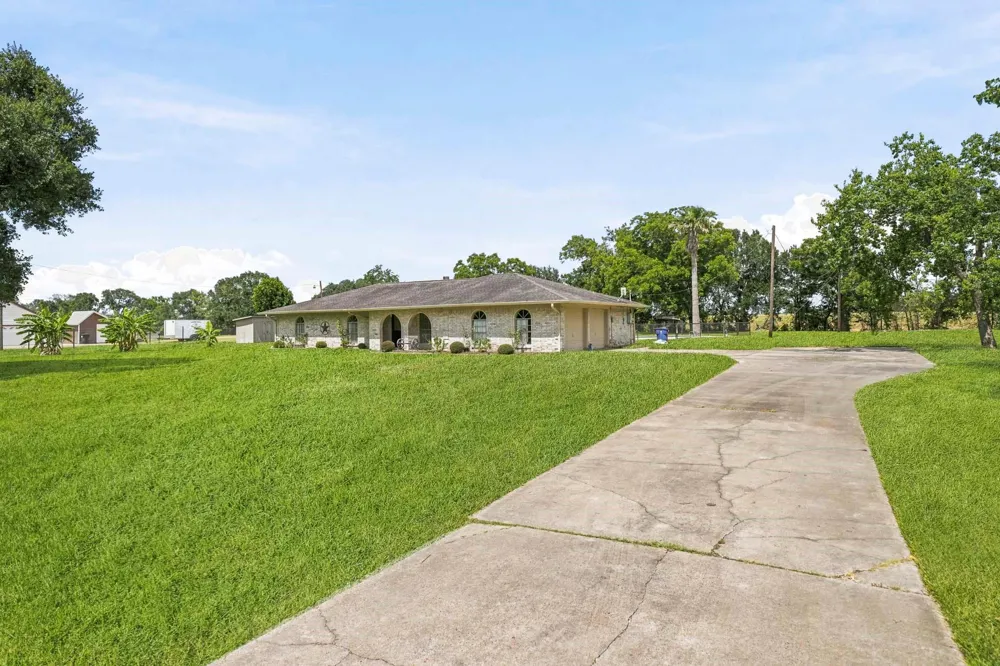 302 Country Road 893 Angleton, TX 77515