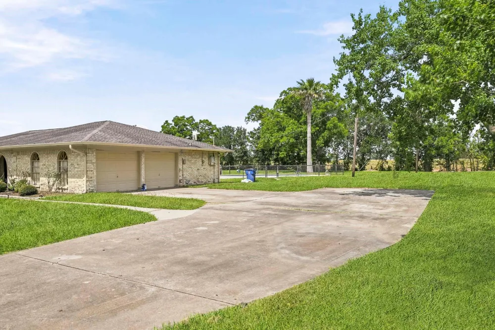 302 Country Road 893 Angleton, TX 77515
