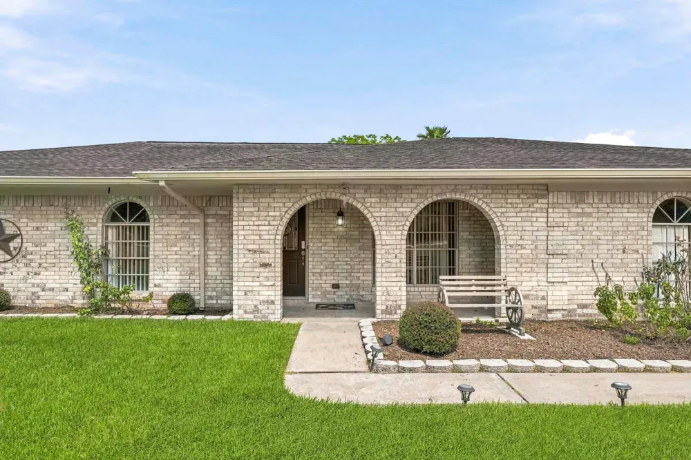 302 Country Road 893 Angleton, TX 77515