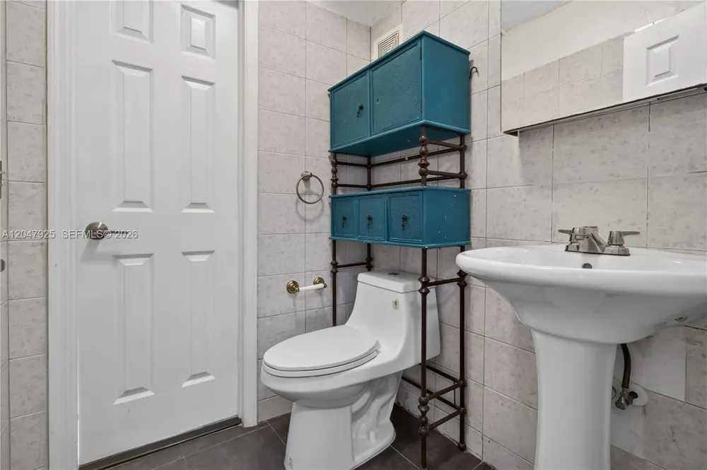 6070 W 18th Ave #209 Hialeah, FL 33012