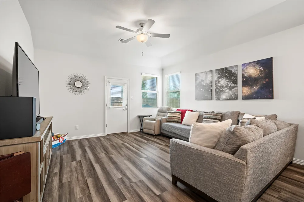 3016 Prairie Trail Avenue Aubrey, TX 76227