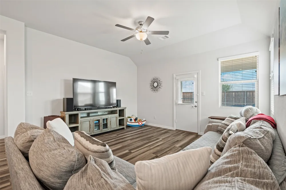 3016 Prairie Trail Avenue Aubrey, TX 76227