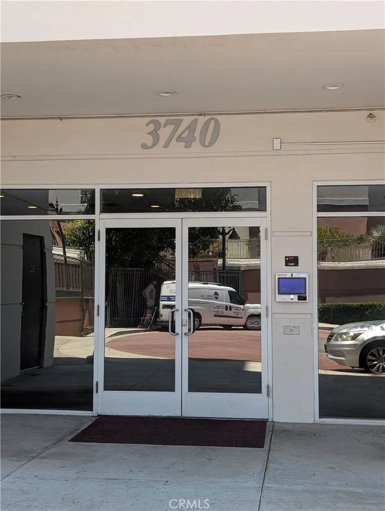 3740 Santa Rosalia #402 Los Angeles, CA 90008