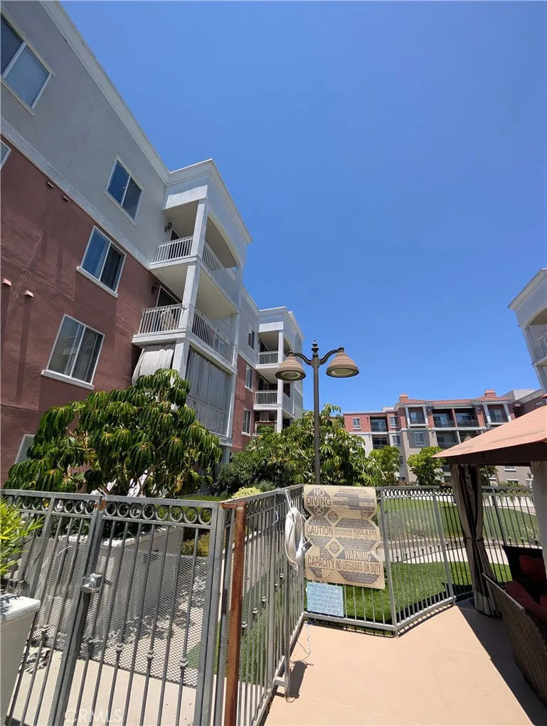 3740 Santa Rosalia #402 Los Angeles, CA 90008